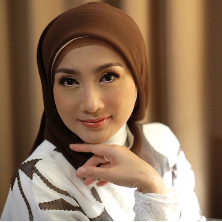 kabar-terkini-desy-ratnasari-setelah-putus-dari-irwan-mussry-pria-yang-disebut-pacar-maia-estianty_20181028_131757.jpg