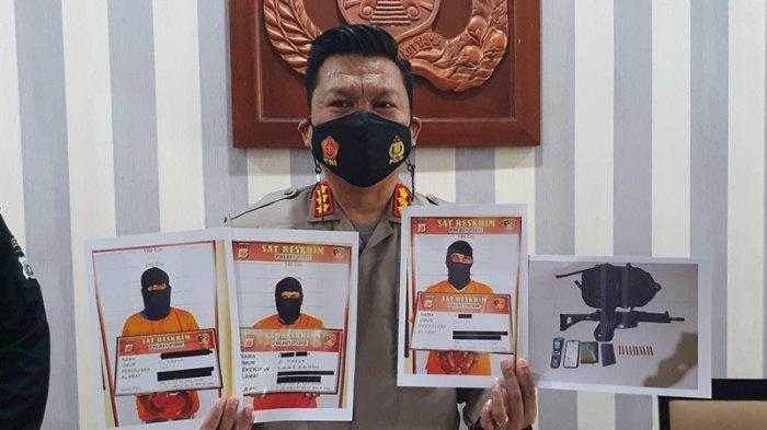 kabid-humas-polda-aceh-kombes-pol-winardy-memperlihatkan-foto-tersangka.jpg