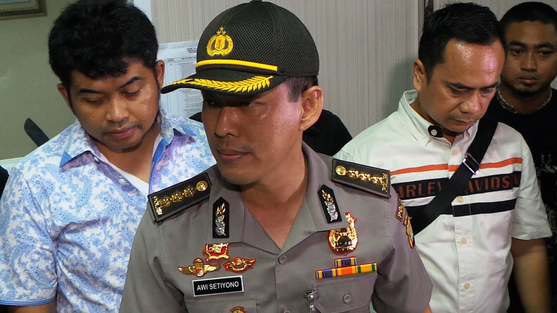 kabid-humas-polda-tunjukkan-ott-suap-pembuatan-surat-ijin_20161012_151020.jpg