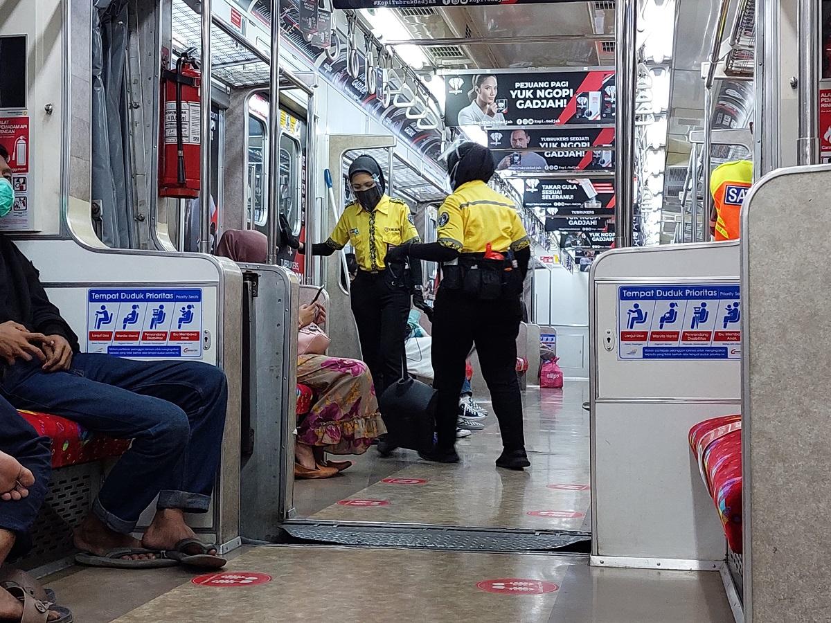 kabin-krl-commuter-line-jabodetabek.jpg