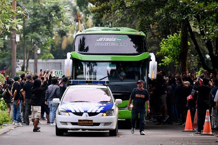 kaca-bus-tim-nasional-timnas-thailand-pecah-dilempar-sesuatu.jpg