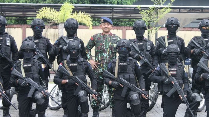 kaden-b-pelopor-brimob-polda-kaltim-akbp-dieno-hendro-widodo_20171120_142610.jpg