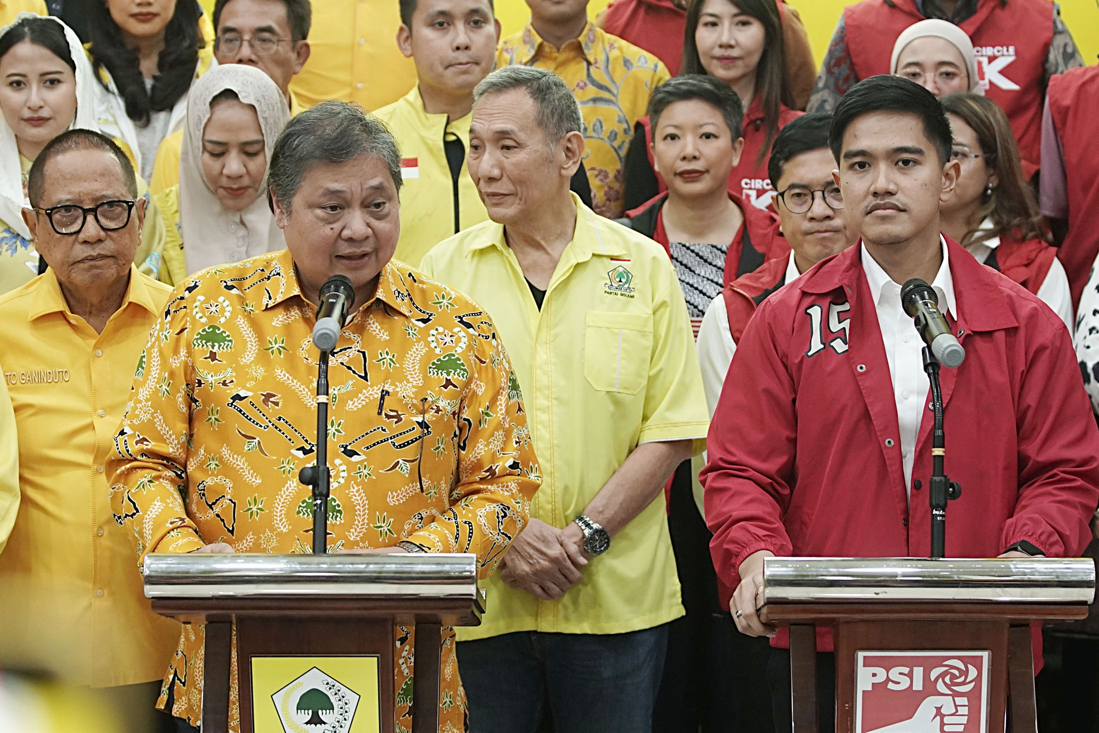 kaesang-pangarep-temui-airlangga-hartarto-di-kantor-dpp-golkar_20240711_185746.jpg