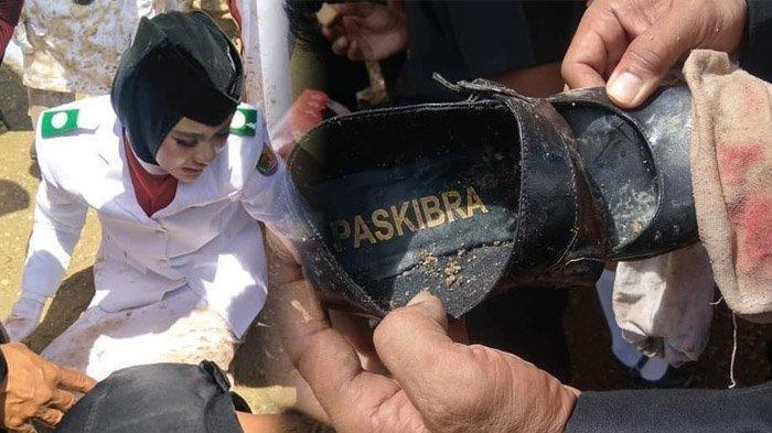 kaki-paskibraka-pembawa-baki-tertusu.jpg