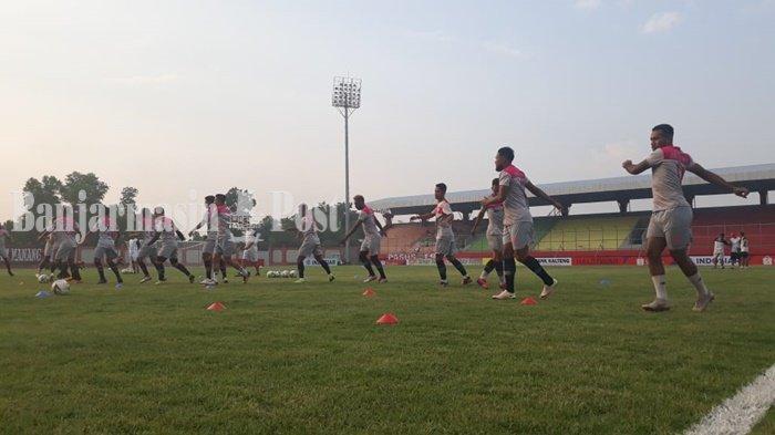 kalteng-putra-fc-saat-latihan-di-stadion-tuah-pahoe-palangkaraya.jpg