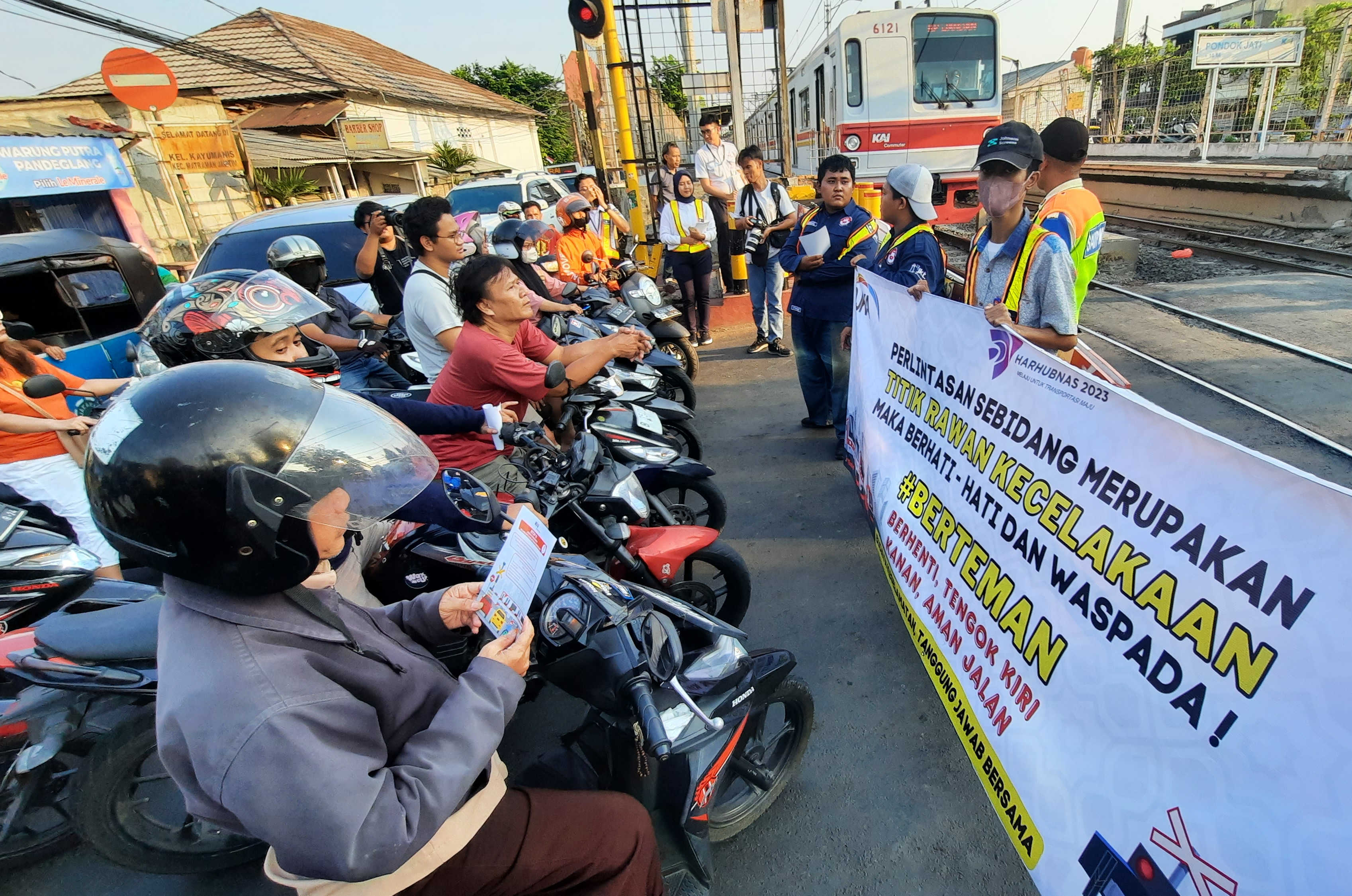 kampanye-keselamatan-perkeretaapian-digelar-oleh-kai-commuter_20230928_132433.jpg