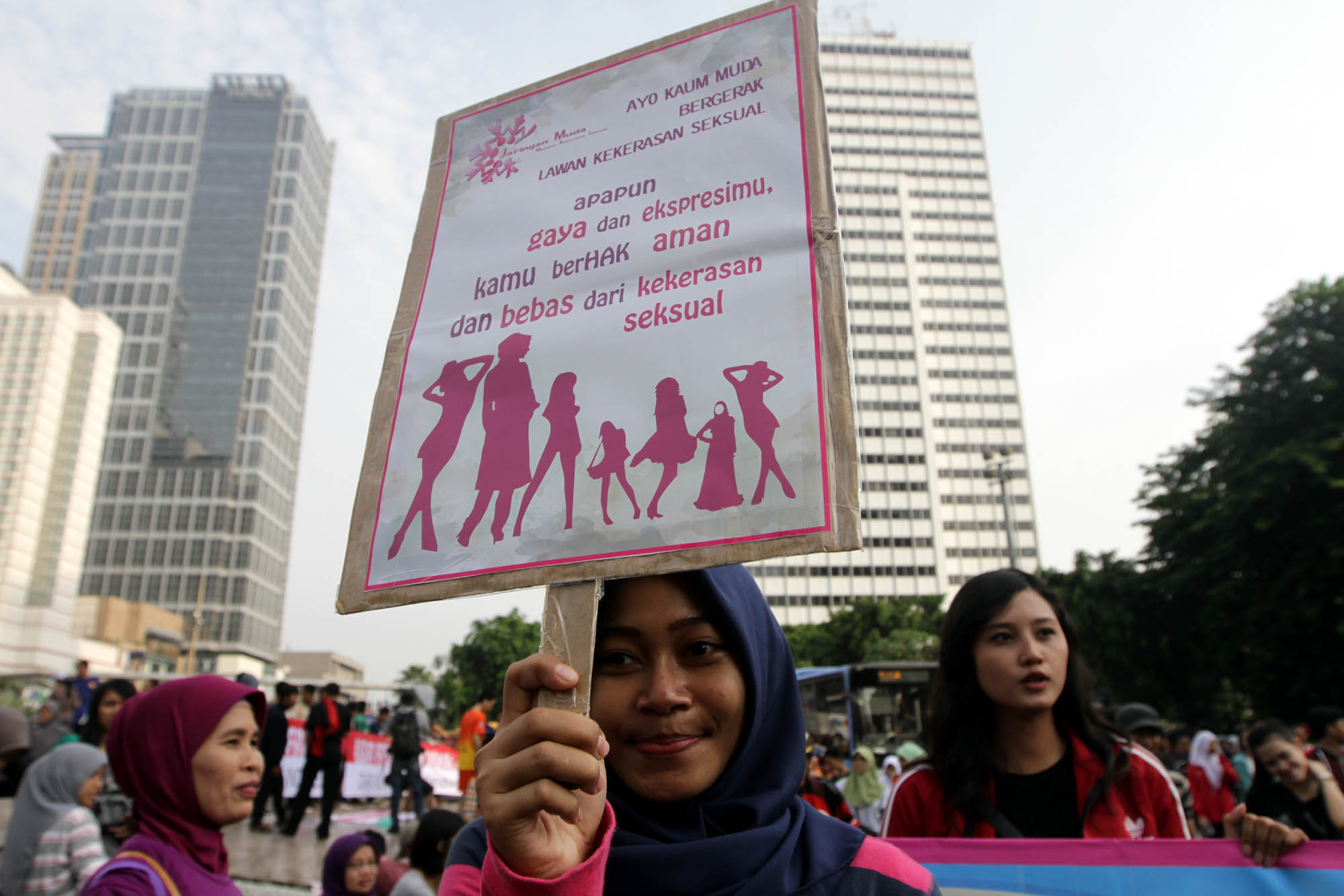 kampanye-stop-kekerasan-terhadap-perempuan_20151206_212013.jpg