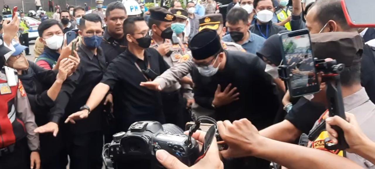 kang-emil-tundukan-kepala.jpg