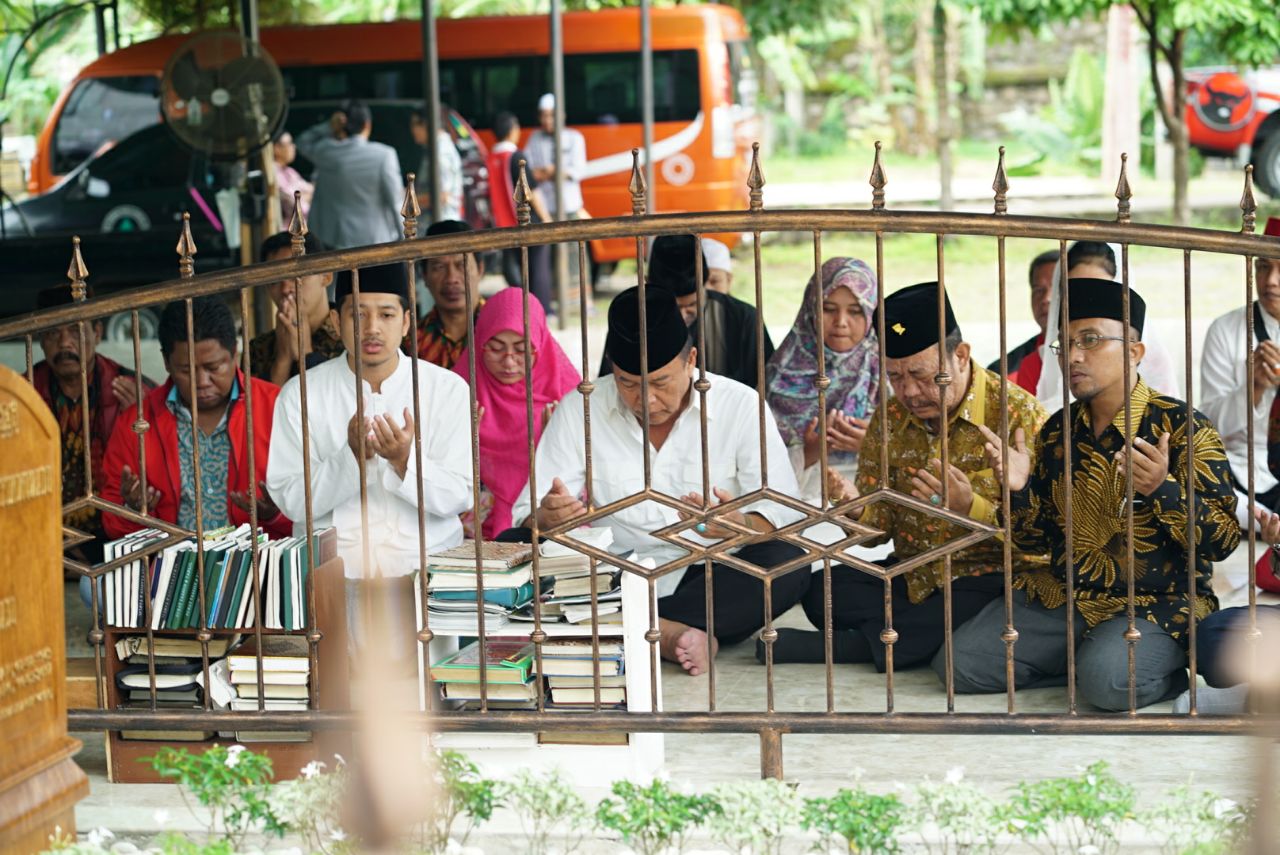 kang-hasan-ziarah-makam-kh-hasyim-muzadi_20180125_143342.jpg