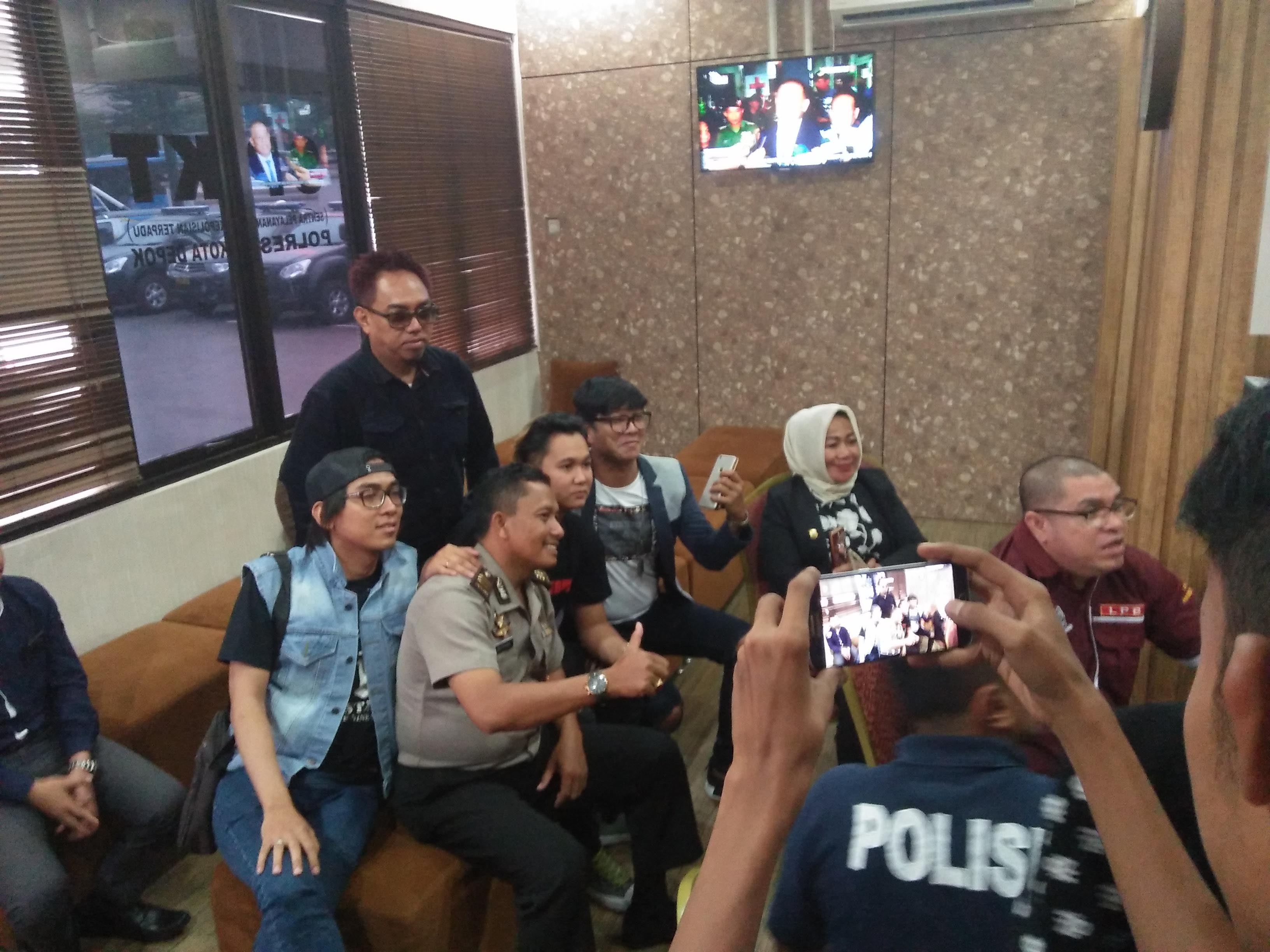 kangen-band-diajak-foto-petugas-kepolisian_20171004_020917.jpg