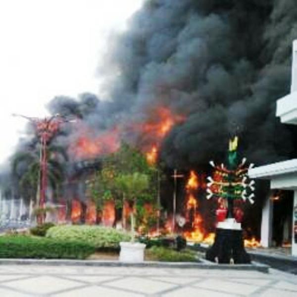 kantor-gubernur-kalteng-terbakar_20151101_162403.jpg