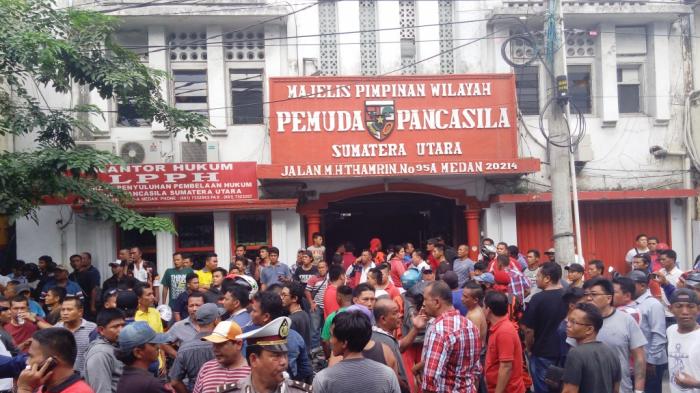kantor-mpw-pp-sumut-yang-dihancurkan-massa-ipk_20160130_182330.jpg