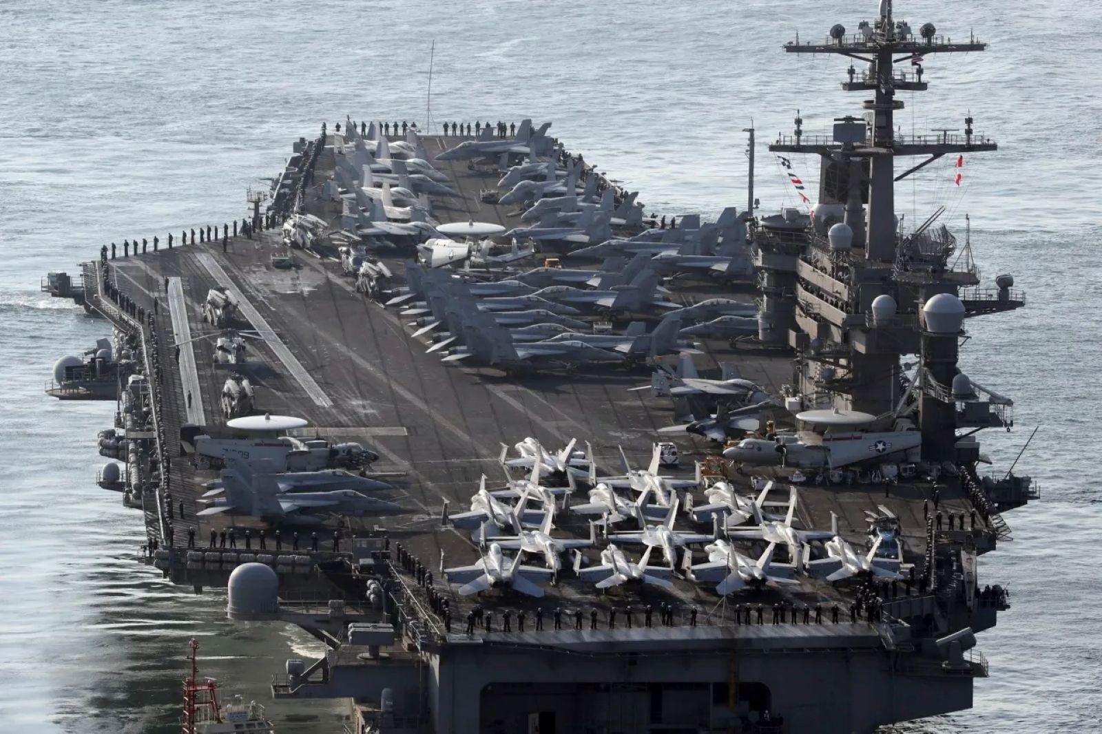 kapal-Induk-Amerika-Serikat-beserta-strike-group-nya-berupa-jet-jet-tempur.jpg