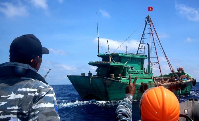 kapal-ikan-asing-vietnam.jpg