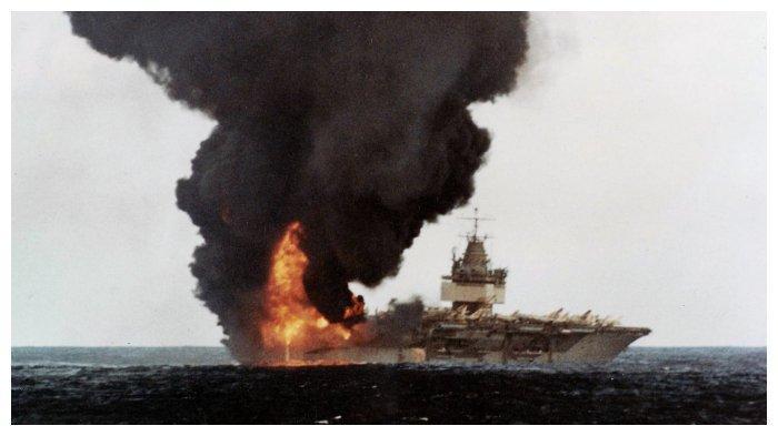kapal-induk-uss-enterprise-terbakar-68t328.jpg
