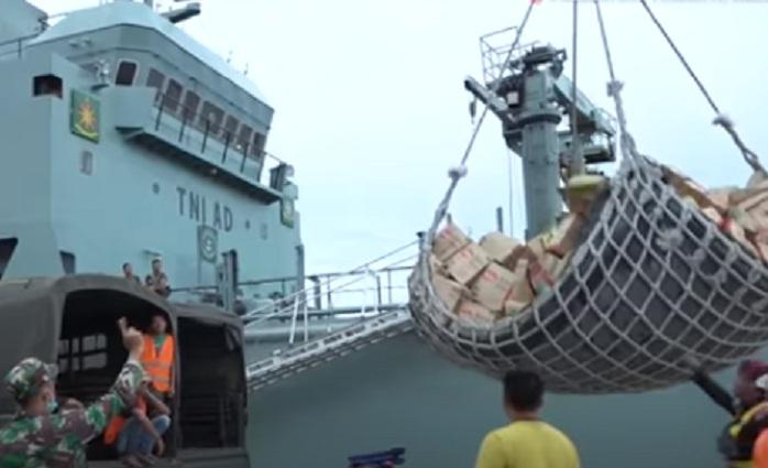 kapal-laut-adri-50-yang-mengangkut-kemanusiaan-untuk-korban-banjir-di-kalimantan-selata.jpg