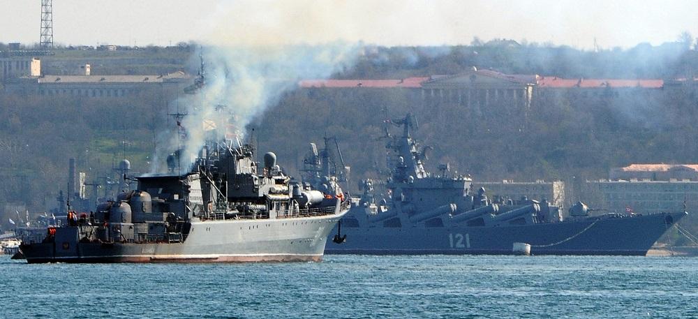 kapal-patroli-angkatan-laut-rusia-pytliviy-berlayar-di-dekat-kapal-angkatan-laut-rusia-moskva.jpg
