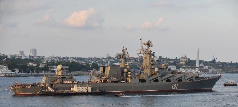 kapal-penjelajah-rudal-berpemandu-moskva-berpartisipasi-dalam-parade-hari-angkatan-laut-rusia.jpg