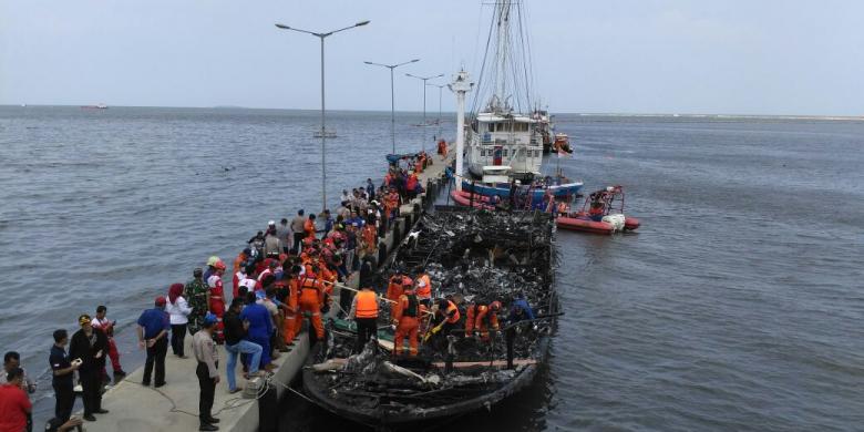 kapal-penumpang-km-zahro-express-yang-terbakar_20170101_221739.jpg
