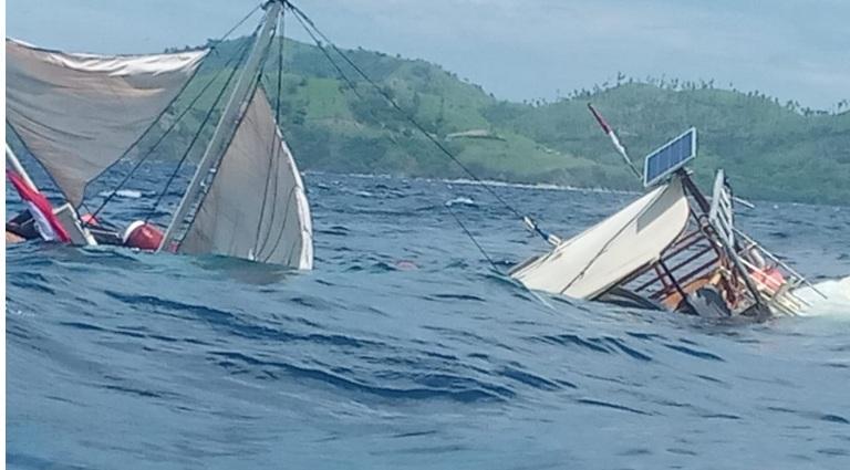 kapal-pinisi-yang-ditumpangi-wartawan-terbalik-di-labuan-bajo.jpg
