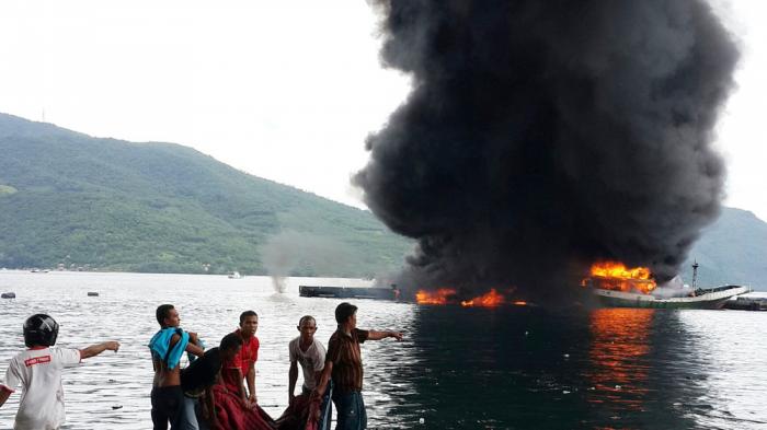 kapal-terbakar-di-larantuka_20150501_145333.jpg