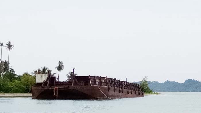kapal-tongkang-tanpa-awak-di-pulau-banyak_20180512_121304.jpg