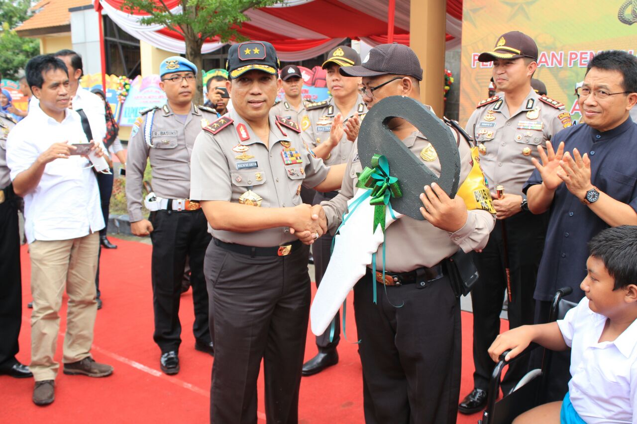kapolda-jatim-irjen-pol-machfud-arifin-kiri_20171121_233257.jpg