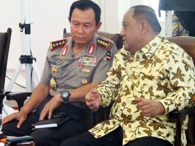 kapolri-dan-kepala-bin-dampingi-presiden-bertemu-kejagung_20141128_174957.jpg