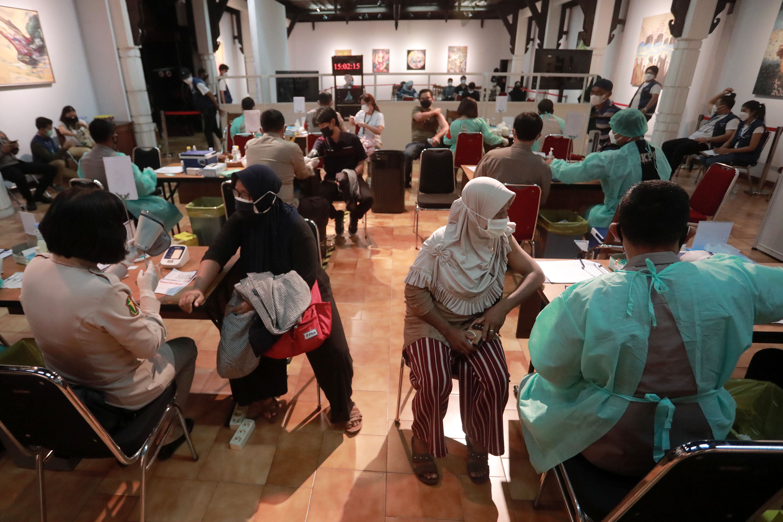 kapolri-kunjungi-sentra-vaksinasi-kompas-gramedia_20210701_185520.jpg