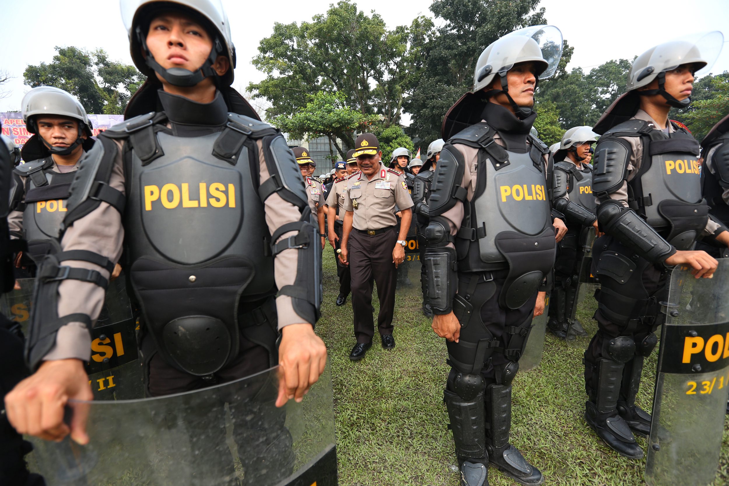 kapolri-periksa-apel-simulasi-pengamanan-pilkada-serentak-2015_20151029_164706.jpg
