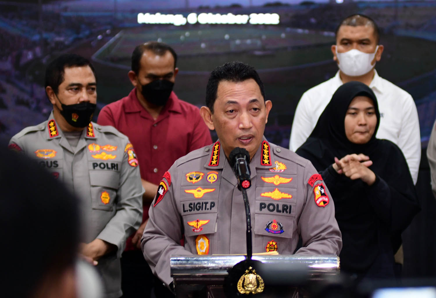 kapolri-umumkan-tersangka-tragedi-kanjuruhan_20221006_211426.jpg