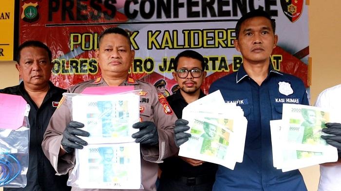 kapolsek-kalideres-akp-syafri-wasdar-menunjukkan-barang-bukti.jpg
