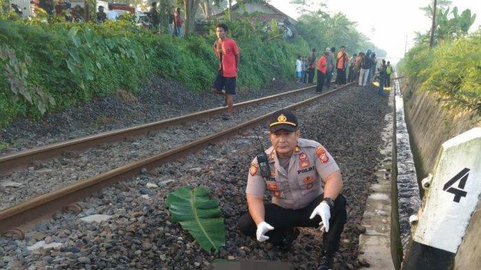 kapolsek-rajapolah-akp-dede-darmawan-evakuasi-korban-tertabrak-kereta.jpg