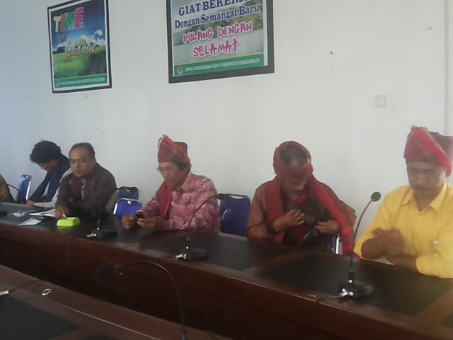kapolsek-sidamanik-akp-abidin-tengah-menenangkan-warga-dan-pengurus_20181107_115432.jpg