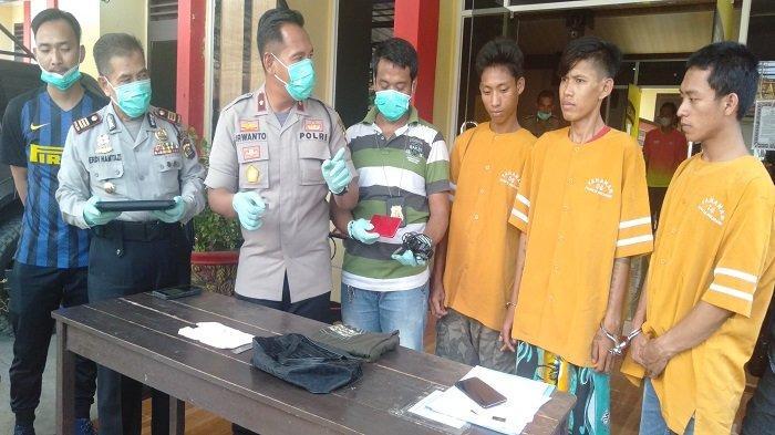 kapolsek-sukarami-palembang-kompol-irwanto-didampingi-kanit-reskrim-iptu-herman.jpg