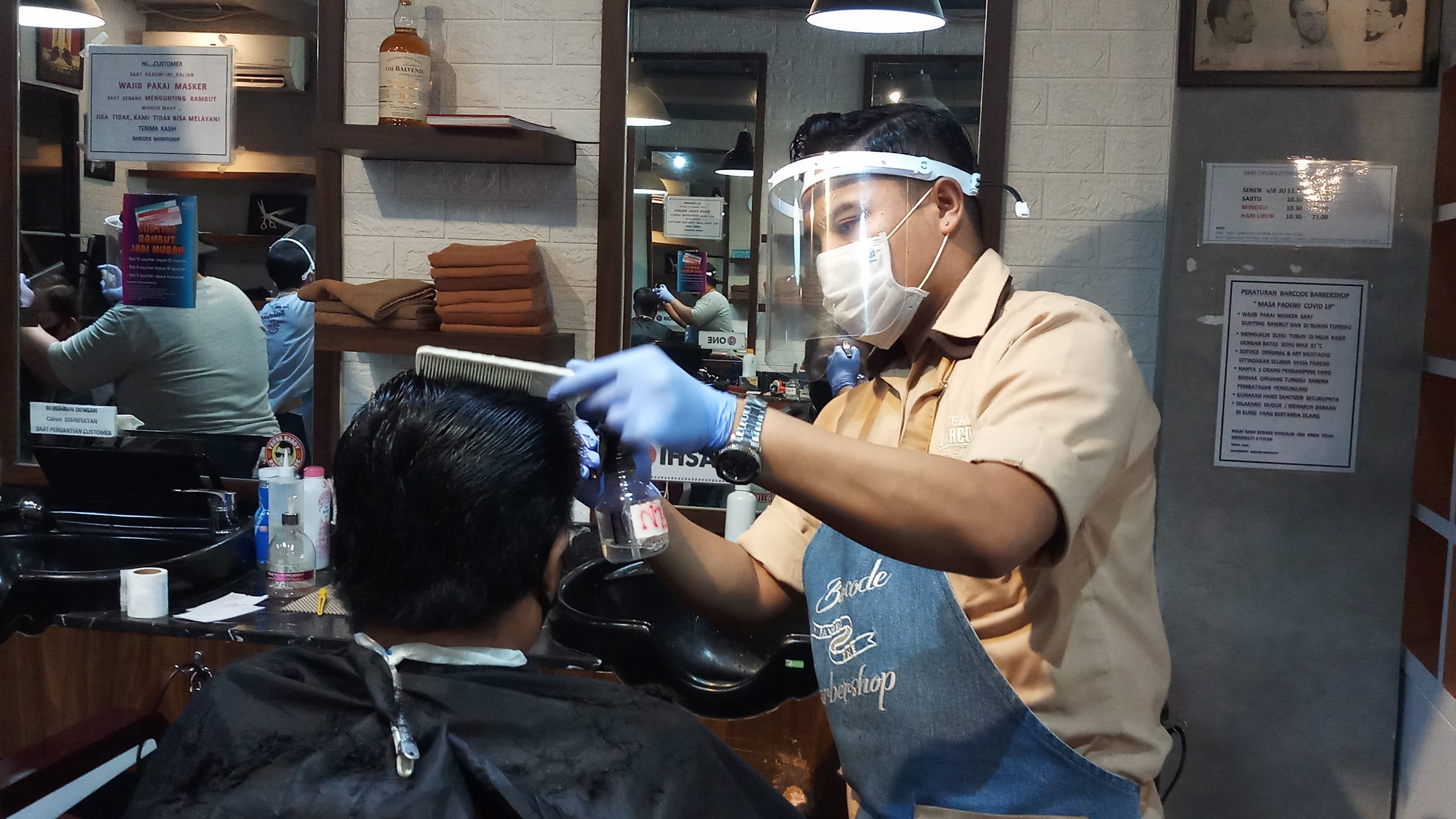 kapster-barcode-barbershop-dilengkapi-masker-dan-face-shield_20200725_174858.jpg