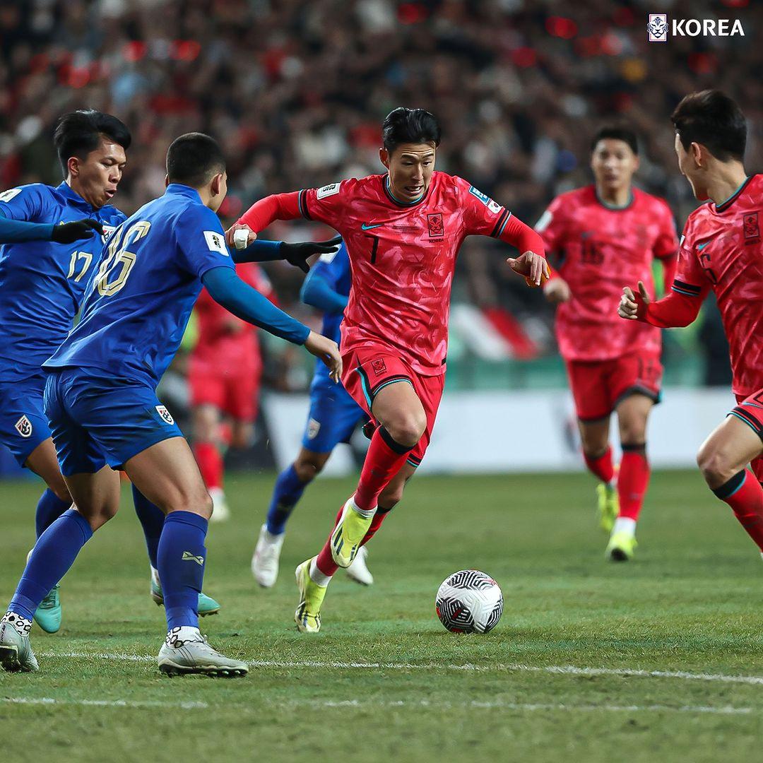 kapten-korea-selatan-son-heung-min-dihadang-dua-pemain-thailand.jpg