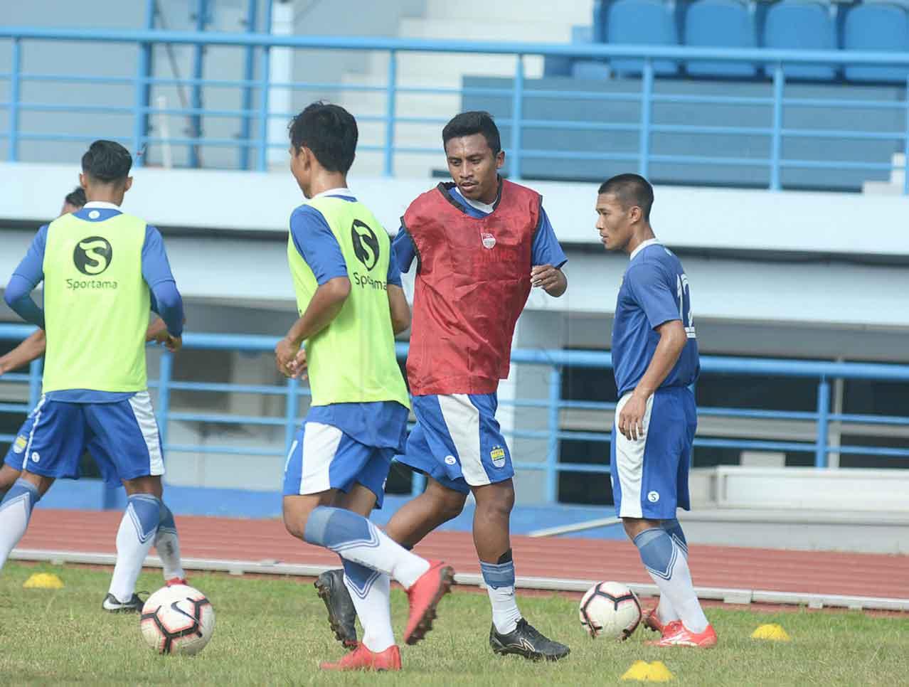 kapten-persib-bandung-u-19-m-syafril-lestaluhu-ikut-bergabung-latihan-dengan-tim-senior.jpg