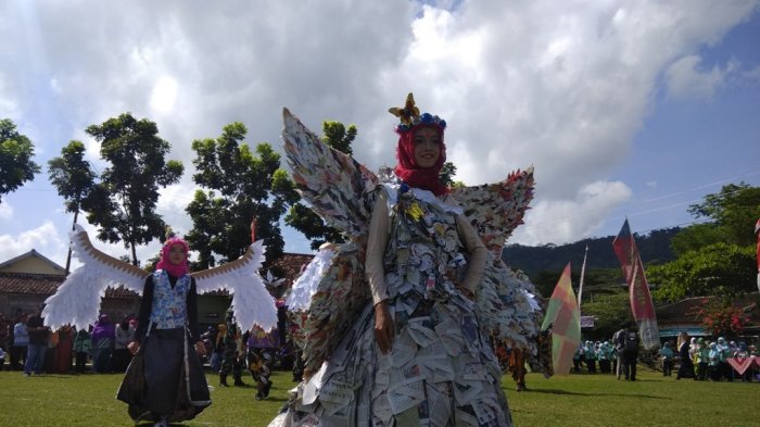 karang-taruna-desa-srimartani-menampilkan-pakaian-daur-ulang-sampah_20180404_124655.jpg