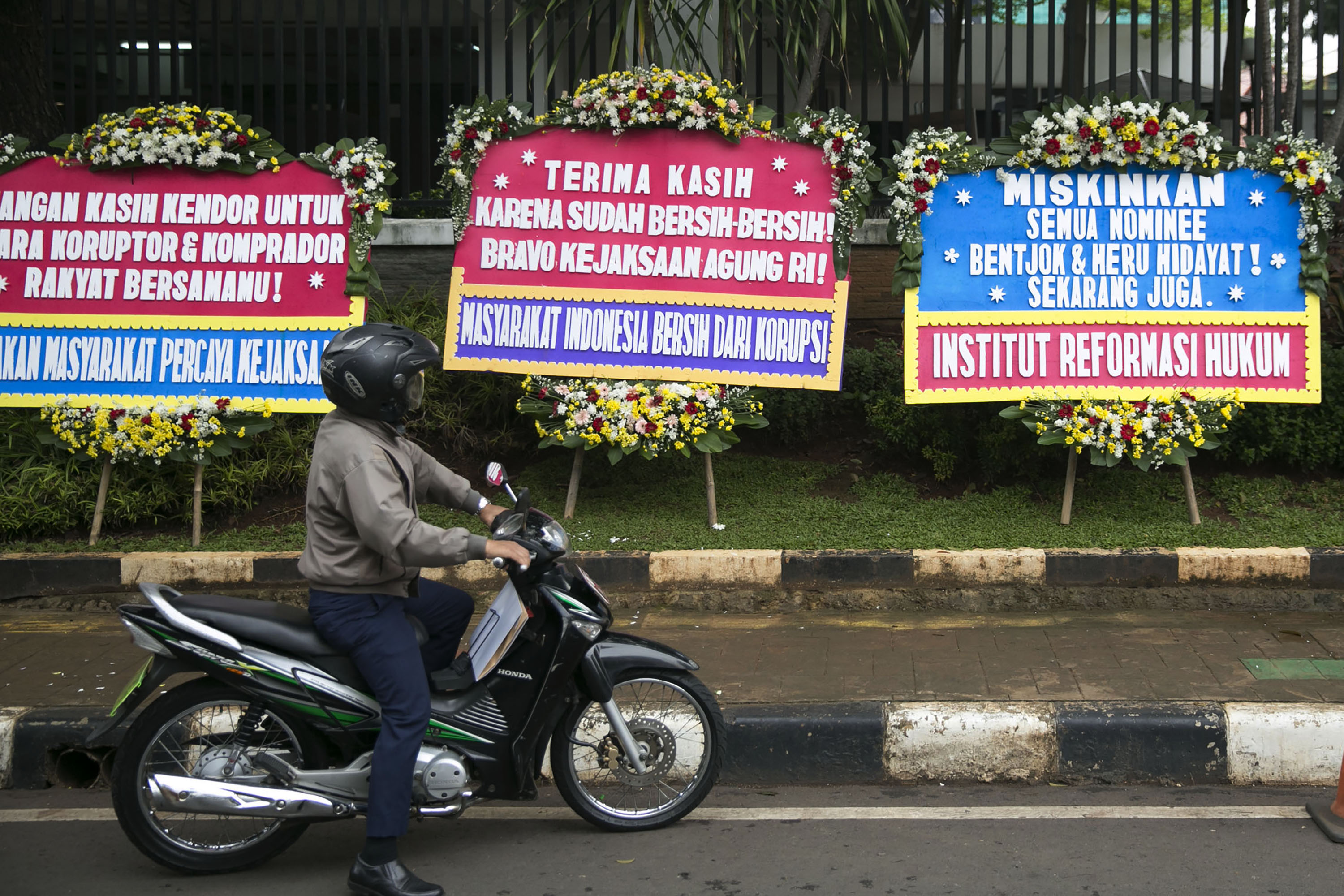karangan-bunga-apresiasi-kejagung-atas-kasus-jiwasraya_20201027_170427.jpg