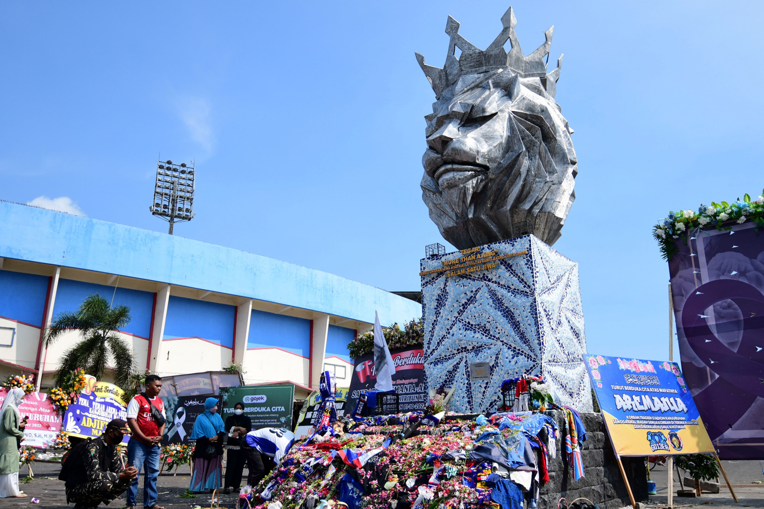 karangan-bunga-di-area-patung-kepala-singa-stadion-kanjuruhan_20221004_203355.jpg