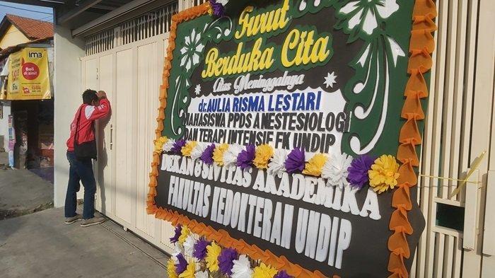 karangan-bunga-di-rumah-duka-dokter-muda-aulia-risma-lestari.jpg