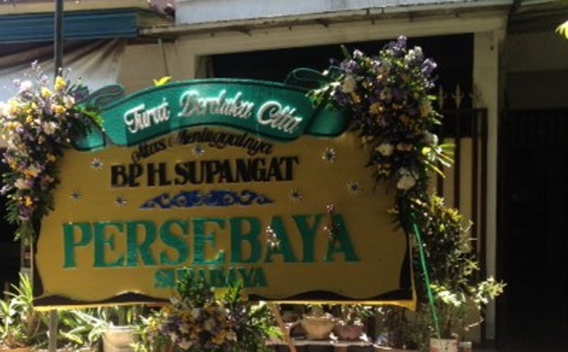 karangan-bunga-duka-cita-di-rumah-supangat-persebaya_20151105_135242.jpg