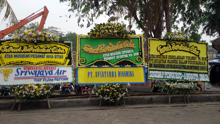 karangan-bunga-duka-cita-musibah-jatuhnya-aviastar_20151006_111723.jpg