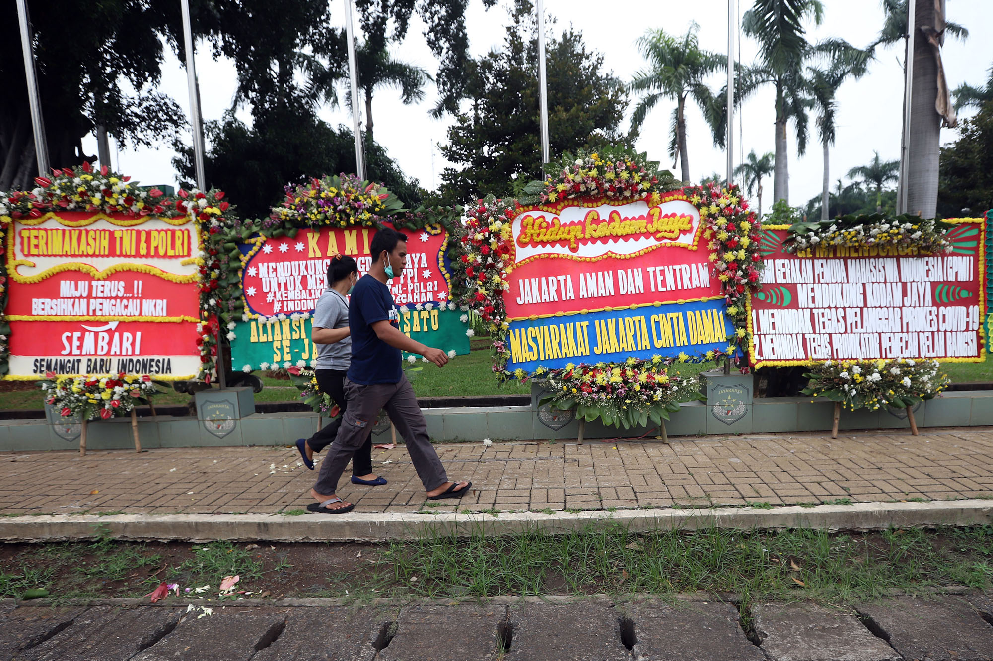karangan-bunga-dukungan-tni-dan-polri_20201123_183534.jpg