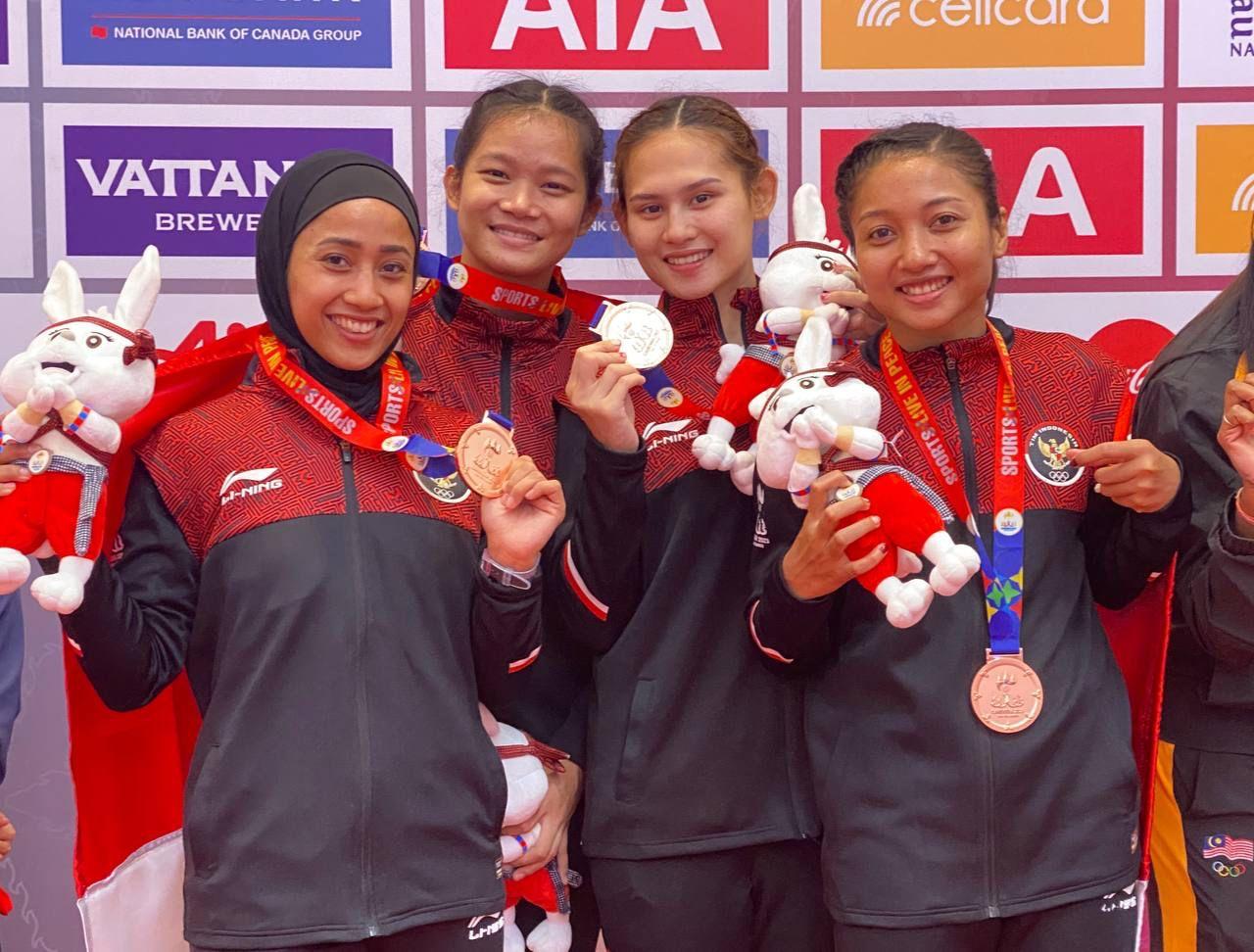 karateka-indonesia-saat-meraih-medali-di-ajang-sea-games-2023-kamboja.jpg