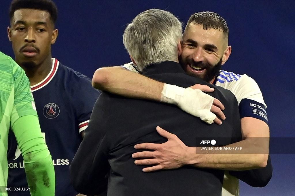 karim-benzema-berpelukan-dengan-carlo-ancelotti.jpg