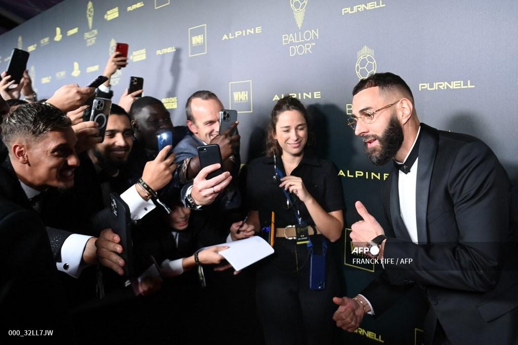 karim-benzema-berpose-dengan-para-penggemar-saat-tiba-untuk-menghadiri-upacara.jpg