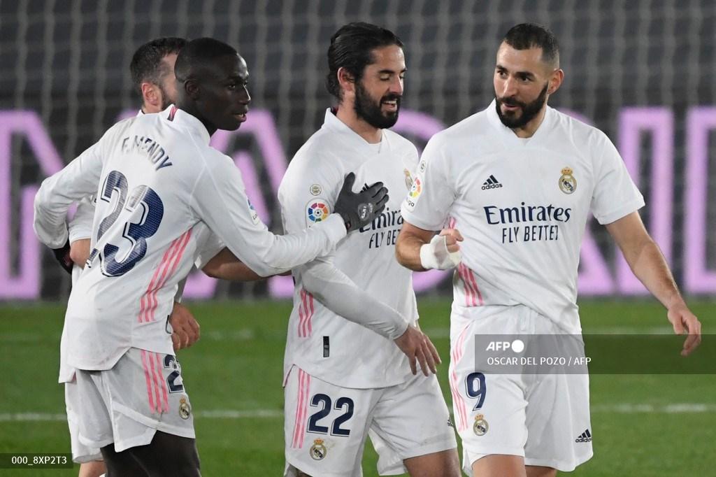 karim-benzema-kanan-merayakan-golnya-saat-laga-real-madrid-vs-granada.jpg