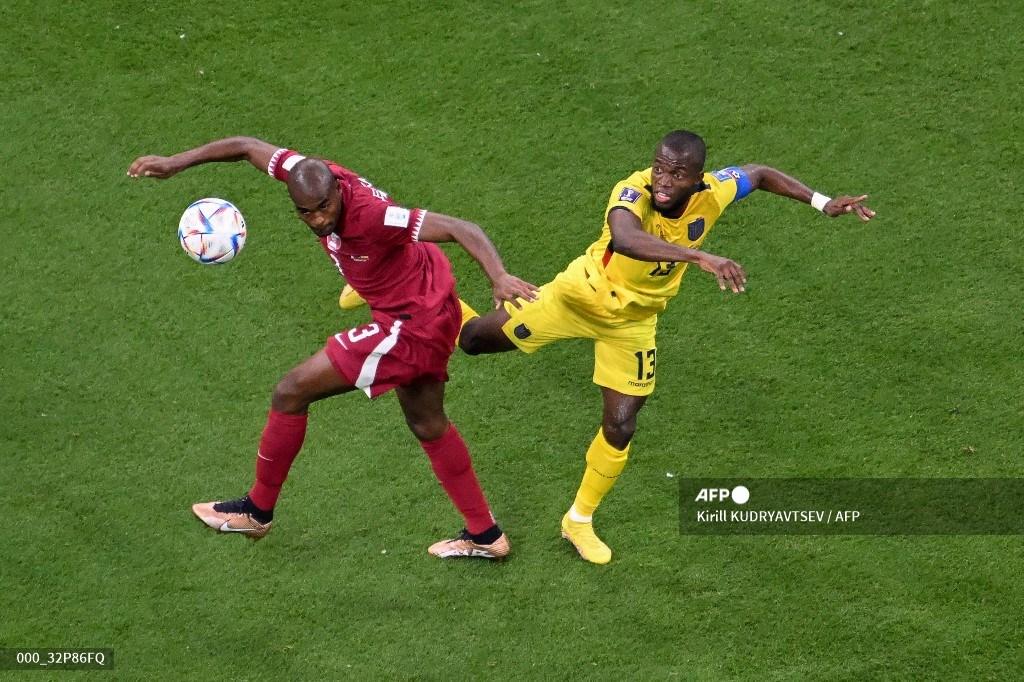 karim-hassan-abdel-kiri-berebut-bola-dengan-penyerang-ekuador.jpg